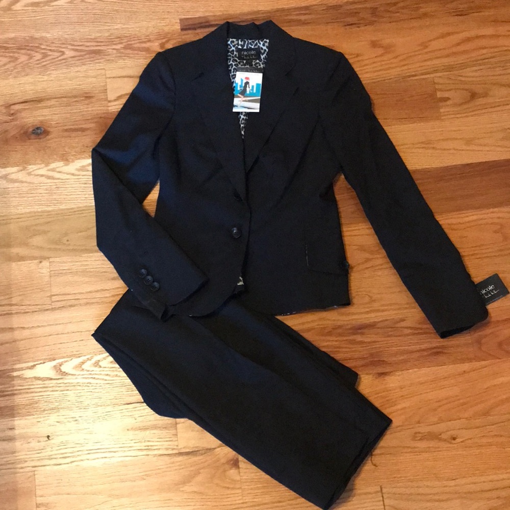 NWT Women’s size 6 Nicole Miller Suit black with grey pin stripe pants & blazer